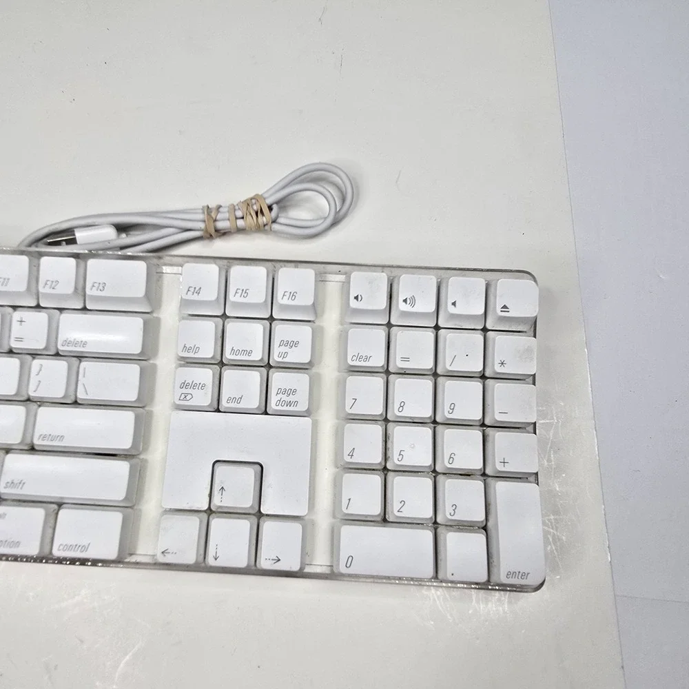 ⌨ Apple A1048 USB Wired Keyboard White Full Size Ergonomic Mac OS X Compatible